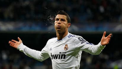 കൊവിഡ് കാലത്തിനുശേഷം ഫുട്ബോളില്‍ പുതിയ പരിഷ്കാരം; ഗ്രൗണ്ടില്‍ തുപ്പിയാല്‍ റഫറി കാര്‍ഡ് എടുത്തേക്കും