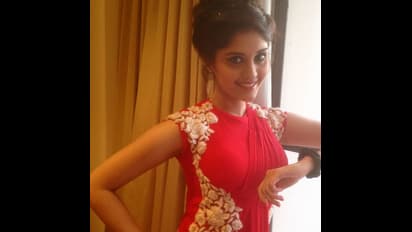 அழகிய சிரிப்பில் வைக்கும் அசர சுருபி ! பளீர் பார்வையில் சுண்டி இழுக்கும் கண்கள் !