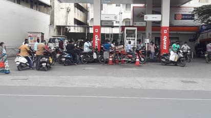 மூன்று நாள் முழு ஊரடங்கு முடிந்ததை தொடர்ந்து சேலம் மார்க்கெட்டில் நிரம்பி வழியும் மக்கள் கூட்டம்