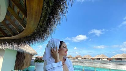 உடையின் அளவை குறைத்துக் கொண்டே போகும் கங்கனா ஷர்மா! கதறவிடும் ஹாட்  போஸ்!