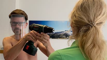 వైరస్ నుంచి మమ్మల్ని కాపాడండి... నగ్నంగా డాక్టర్ల నిరసన