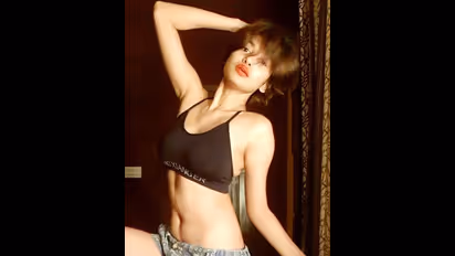 இன்ப அதிர்ச்சி: ரசிகர்களுக்கு ஓவியா கொடுத்த பர்த் டே சர்ப்ரைஸ்... வைரலாகும் ஹாட் கிளிக்ஸ்...!