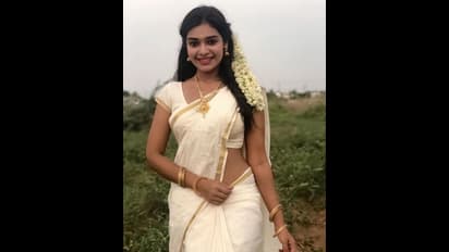 இளகிய இடுப்பழகை காட்டி ரசிகர்களை வசீகரிக்கும் தர்ஷா! சூப்பர் டூப்பர் போட்டோஸ்!