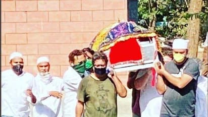 இந்தியாவே கண்ணீர் விட்ட பிரபல நடிகர் இர்ஃபான் கான் மரணம்...இறுதி ஊர்வலத்தில் 20பேர் மட்டுமே பங்கேற்ற சோகம்...!