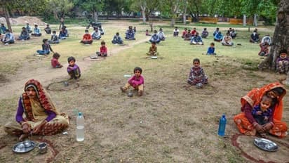 दुखद तस्वीर: दादी अपने पोते को दूध की जगह पिला रही चावल का पानी, घर में नहीं बचा अनाज का भी एक दाना