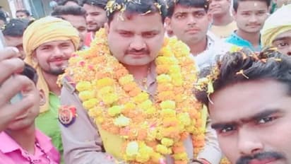 लाइन हाजिर एसओ ने बनाया सोशल डिस्टेंसिंग का मजाक,विदाई समारोह में इकट्ठा भीड़ ने निकाला जुलूस