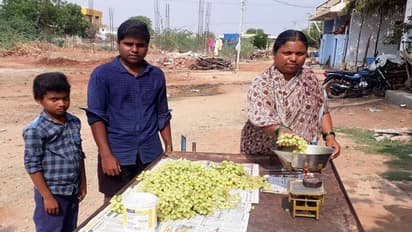 ಲಾಕ್ಡೌನ್ನಿಂದ ಜೀವನ ನಿರ್ವಹಣೆಗೆ ಪರದಾಟ: ಹಣ್ಣು ಮಾರುತ್ತಿರುವ ಗ್ರಾಪಂ ಸದಸ್ಯೆ!