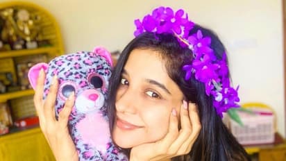 இடுப்பு வளைவில் இளசுகளை சுண்டி இழுக்கும் பிக் பாஸ் சாக்க்ஷி !! ஊரடங்கில் ஒய்யாரமான போஸ் !