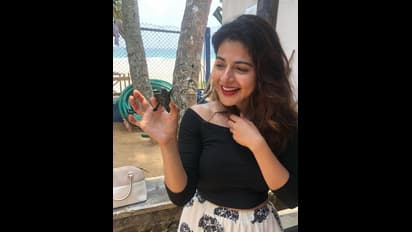 கிளாமரில் உச்சியில் களம் இறங்கிய ஐஸ்வர்யா மேனன் ! டாப் ஹீரோயினிகளே கவிழ்ந்து போகுமளவுக்கு போஸ் !