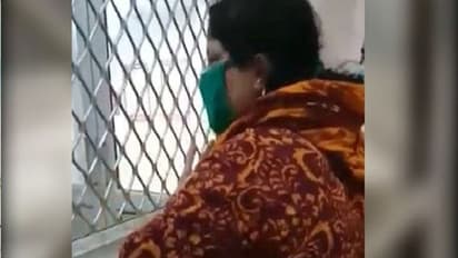 पति की कोरोना से मौत, शव के पास पत्नी सुना रही लव स्टोरी, गा रही गाना