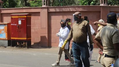 ഇര്‍ഫാന്‍ ഖാന് അന്ത്യോപചാരമര്‍പ്പിച്ച് ബോളിവുഡ്; ലോക്ക്ഡൗണില്‍ കുടുങ്ങി പ്രിയനടനെ കാണാനാകാതെ ആരാധകര്‍