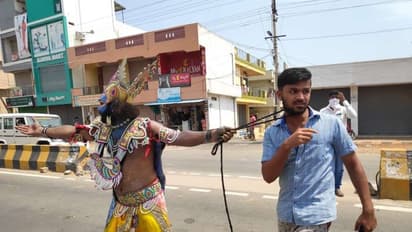 ಸುಧಾರಿಸದ ಜನ: ಕೊರೋನಾ ಬಗ್ಗೆ ಜಾಗೃತಿಗಾಗಿ ರೋಡಿಗಿಳಿದ ದೇವಾನು ದೇವತೆಗಳು..!