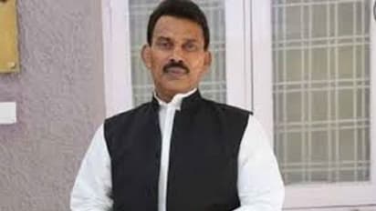 मध्य प्रदेश में कैबिनेट मंत्री ने सिंधिया से जताई निष्ठा, कार्यालय में लगाई 'महाराज' की तस्वीर