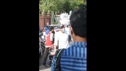 முகத்தில் மாஸ்க் அணிந்து இர்பான் கானுக்கு நேரில் வந்து அஞ்சலி !Exclusive போட்டோஸ்