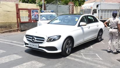 ரிஷி கபூருக்கு அஞ்சலி செலுத்த காஸ்ட்லீ காரில் படையெடுக்கும் பாலிவுட் பிரபலங்கள்! Exclusive புகைப்பட தொகுப்பு