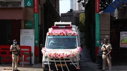 মুখাগ্নি করলেন রণবীর কাপুর, বৈদ্যুতিক চুল্লিতে দাহ করা হল ঋষি কাপুরকে