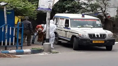 ফুটপাতে রোগী ফেলে পালানোর চেষ্টা পিপিই বেশধারী স্বাস্থ্যকর্মীদের, দেখুন ভিডিও