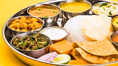 गरुड़ पुराण: इन 10 लोगों के घर भोजन नहीं करना चाहिए, जानिए क्या है इसका कारण