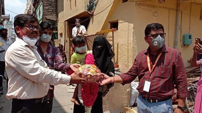 ಮಹಾಮಾರಿ ಕೊರೋನಾ ಗೆದ್ದ ಪೋರನಿಗೆ ಹಾರ ಹಾಕಿ ಭರ್ಜರಿ ಸ್ವಾಗತ..!