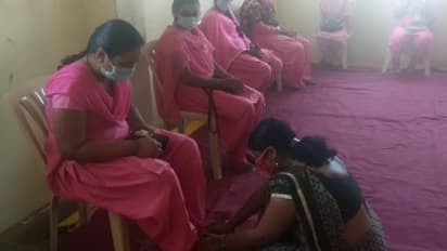 ಜೀವದ ಹಂಗು ತೊರೆದು ಕೊರೋನಾ ವಿರುದ್ಧ ಹೋರಾಟ: ಆಶಾ ಕಾರ್ಯಕರ್ತೆಯರ ಪಾದಪೂಜೆ ಮಾಡಿ ಗೌರವ ಸಲ್ಲಿಕೆ