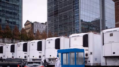 നിര്‍ത്തിയിട്ട വാഹനങ്ങളില്‍ അഴുകിയ മൃതദേഹങ്ങൾ; വിറങ്ങലിച്ച് മഹാനഗരം!