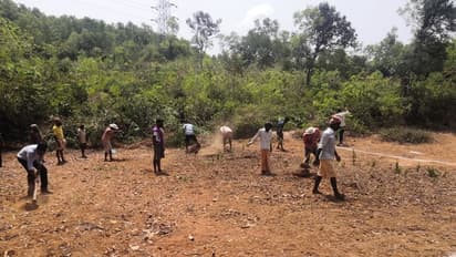 ಲಾಕ್ಡೌನ್ನಲ್ಲಿ ಪಂಚಾಯತ್ನಿಂದ ಮಾದರಿ ಕೆಲಸ: ಗ್ರಾಮಸ್ಥರೇ ನಿರ್ಮಿಸ್ತಿದ್ದಾರೆ ಬೃಹತ್ ಕೆರೆ..!