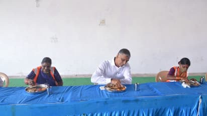 మేడే స్పెషల్... పారిశుద్ద్య కార్మికులతో కలిసి టిఫిన్ చేసిన హరీష్ రావు