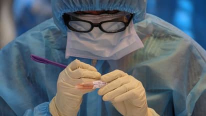 মেয়ের দেহ আগলে একা বসে রইলেন অসহায় মা, প্রতিবেশীরা  করোনা-আতঙ্কে দিলেন দরজা বন্ধ করে