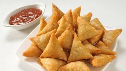 ചൂടോടെ കിടിലൻ 'ചിക്കൻ സമൂസ' കഴിക്കാം; വീട്ടിൽ തന്നെ തയ്യാറാക്കാം