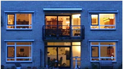 ഒരിക്കലും മറയ്ക്കാത്ത ജനലുകളുള്ള വീടുകള്‍; എന്തുകൊണ്ടാണിവര്‍ ജനലുകള്‍ക്ക് കര്‍ട്ടനിടാത്തത്?