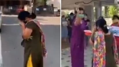 20 ദിവസം കൊവിഡ് വാര്ഡില്, വീട്ടിലെത്തിയ ഡോക്ടര്ക്ക് പൂക്കള് വിതറി സ്വീകരണം, വീഡിയോ പങ്കുവച്ച് മോദി