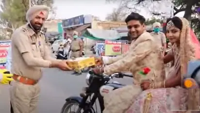 'ರಾಯಲ್' ಎನ್ಫೀಲ್ಡ್ ಬೈಕ್ನಲ್ಲಿ ಮದುವೆ, ನವ ಜೋಡಿಗಳಿಗೆ ಶುಭ ಹಾರೈಸಿದ ಪೊಲೀಸ್!