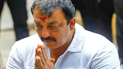 বলিউড থেকে বিরত, কারণ জানিয়ে সোশ্যাল মিডিয়ায় বার্তা দিলেন সঞ্জয় দত্ত