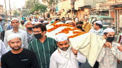 Humanity in Lockdown: Fasting Muslim men gave shoulders to Hindu priest's Bier in Meerut