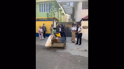 ಪೌರ ಕಾರ್ಮಿಕರಿಗೆ ರಮೇಶ್ ಅರವಿಂದ 'ಹೂಮಳೆ'