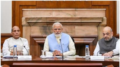 മൂന്നാംഘട്ട ലോക്ക്ഡൗണ് നടപടികൾ കേന്ദ്രം ഇന്ന് വിലയിരുത്തും; പ്രധാനമന്ത്രിയുടെ അഭിസംബോധന എപ്പോഴെന്ന് ഇന്നറിയാം