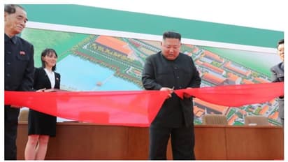 মৃত্যু নিয়ে যাবতীয় জল্পনায় জল ঢাললেন, ২০ দিন পর বহাল তবিয়তে প্রকাশ্যে এলেন কিম