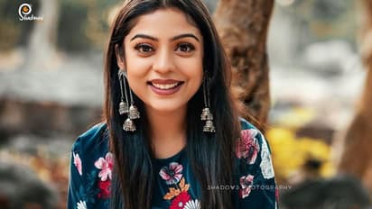 சினிமா துறைக்கு கிடைத்த அடுத்த நஸ்ரியா ! கியூட்ணசில் ரசிகர்களை கொள்ளும் வர்ஷாபோலாமா !!