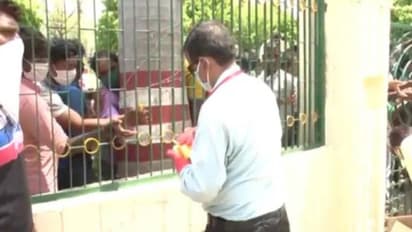 ആഹാരത്തിനായി തിക്കിത്തിരക്കുന്ന അതിഥി തൊഴിലാളികള്‍; യുപിയില്‍ നിന്ന് മറ്റൊരു വീഡിയോ കൂടി