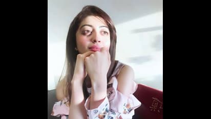 ஊரே முடங்கினாலும் அடங்காமல் அடம்பிடிக்கும்  பிராணிதா... வீட்டிற்குள் என்ன செய்கிறார் தெரியுமா?