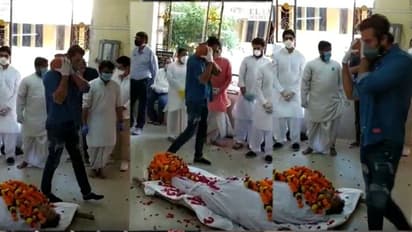শ্মশানঘাটে ঋষির দেহের পাশে কলস কাঁধে রণবীর, ভাইরাল হল ছবি