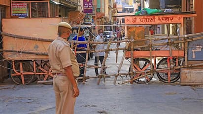 లాక్ డౌన్: పోలీసును కారు బానెట్ పై లాక్కెళ్లిన విద్యార్థి