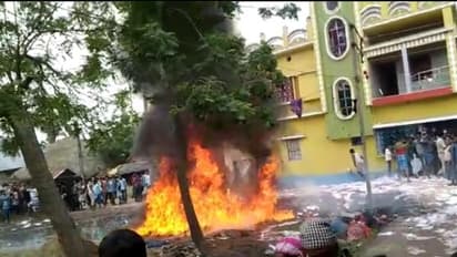 রেশনে 'কারচুপি', ডিলারের বাড়ির সামনে আগুন জ্বালিয়ে বিক্ষোভ গ্রাহকদের