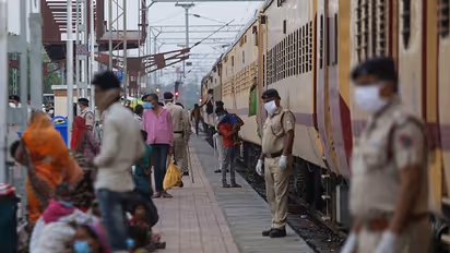 മുന്നറിയിപ്പില്ലാതെ ട്രെയിനുകള് റദ്ദാക്കി; പെരുവഴിയിലായി അതിഥി തൊഴിലാളികള്