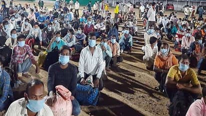 ലോക്ക്ഡൗൺ ലംഘനം; കണ്ണൂരിൽ അതിഥിതൊഴിലാളികൾക്കു വേണ്ടി യാത്രയയപ്പ് യോ​ഗം