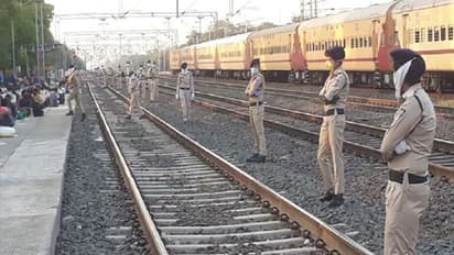 తాగిన మత్తులో రైలు పట్టాలపై తలపెట్టుకుని పడుకున్నారు.. అంతే..