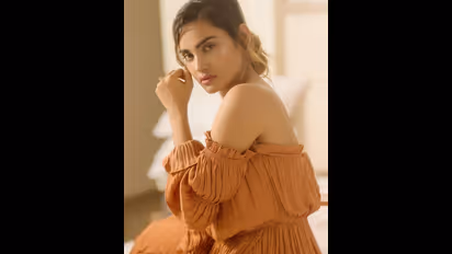 சலிக்காத அழகில்... சஞ்சலம் செய்யாமல் கவர்ச்சியை அள்ளி கொடுக்கும் சாக்ஷி திவேதி !