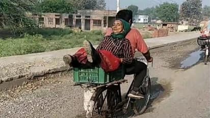 मां यशोदा को फल की टोकरी में बैठाकर नेपाल जा रहा ये शख्स, देखने वाले बोले-कोरोना काल का है 'श्रवण कुमार'