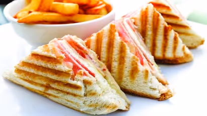 வீட்ல பிரட் அண்ட் பன்னீர் இருக்கா? வெறும் 10 நிமிடத்தில் அருமையான சாண்ட்விச் செய்யலாம் வாங்க!