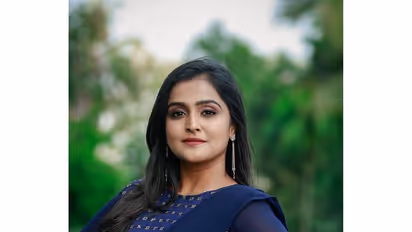 சேலையிலும் இவ்வளவு ஸ்டைலிஷ் லுக்கா?... ஒல்லி பெல்லி ஹீரோயின்களை எல்லாம் ஓரம் கட்ட வைக்கும் ரம்யா நம்பீசன்